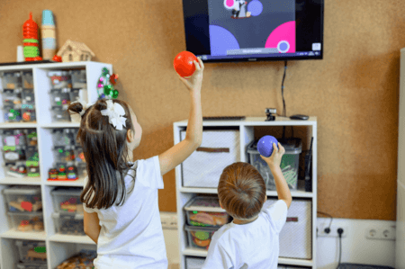 Дети играют у экрана