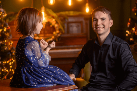 Специалист и ребёнок в уютном интерьере